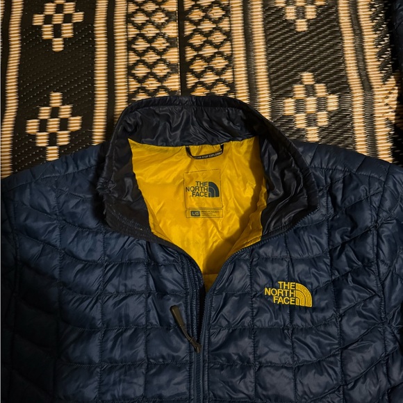 The Northface men’s size L light puffer, great colors and look - Picture 2 of 4